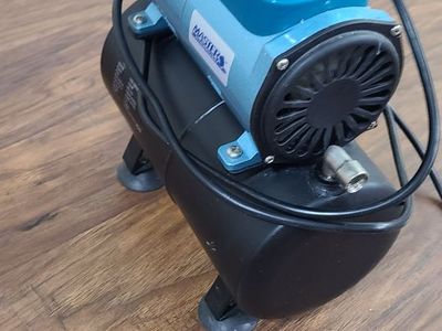 Airbrush compressor with tank