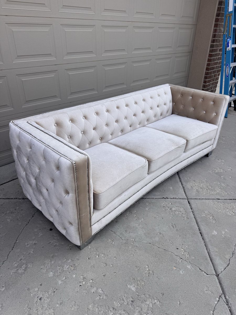 Cream Velvet Tufted Chesterfield Sofa with Nailhead Trim