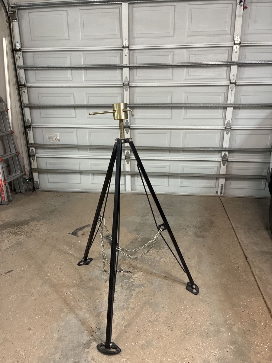 Adjustable fifth wheel stabilizer with lock