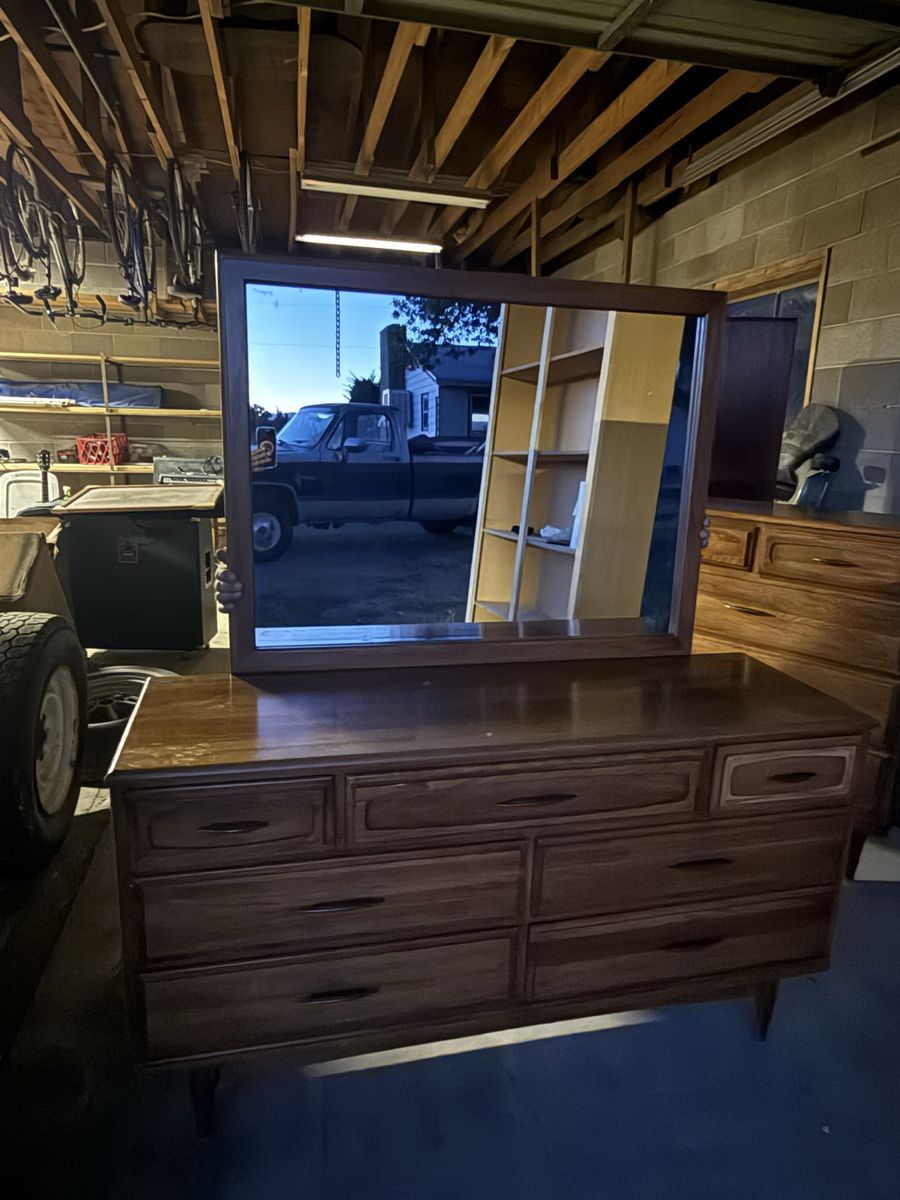 ESTATE SALE FIND – Vintage Owosso Michigan USA-Made Mid-Century Modern Bedroom Set with Vintage lamps $650 OBO