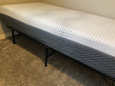 DEAL !! Premium quality (almost) NEW TWIN BED