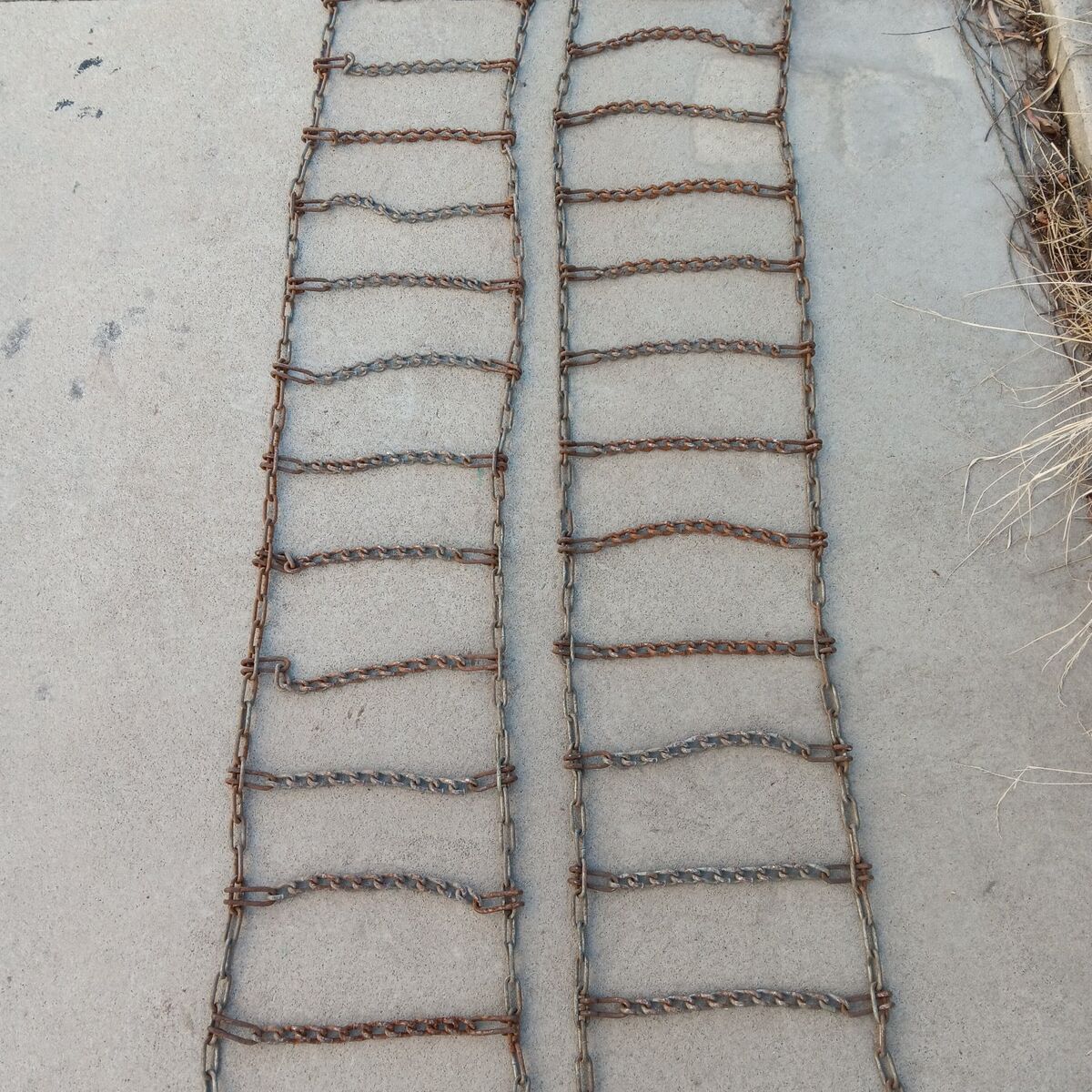 TIRE CHAINS FOR FULL SIZE PICK UP OR SIMILAR