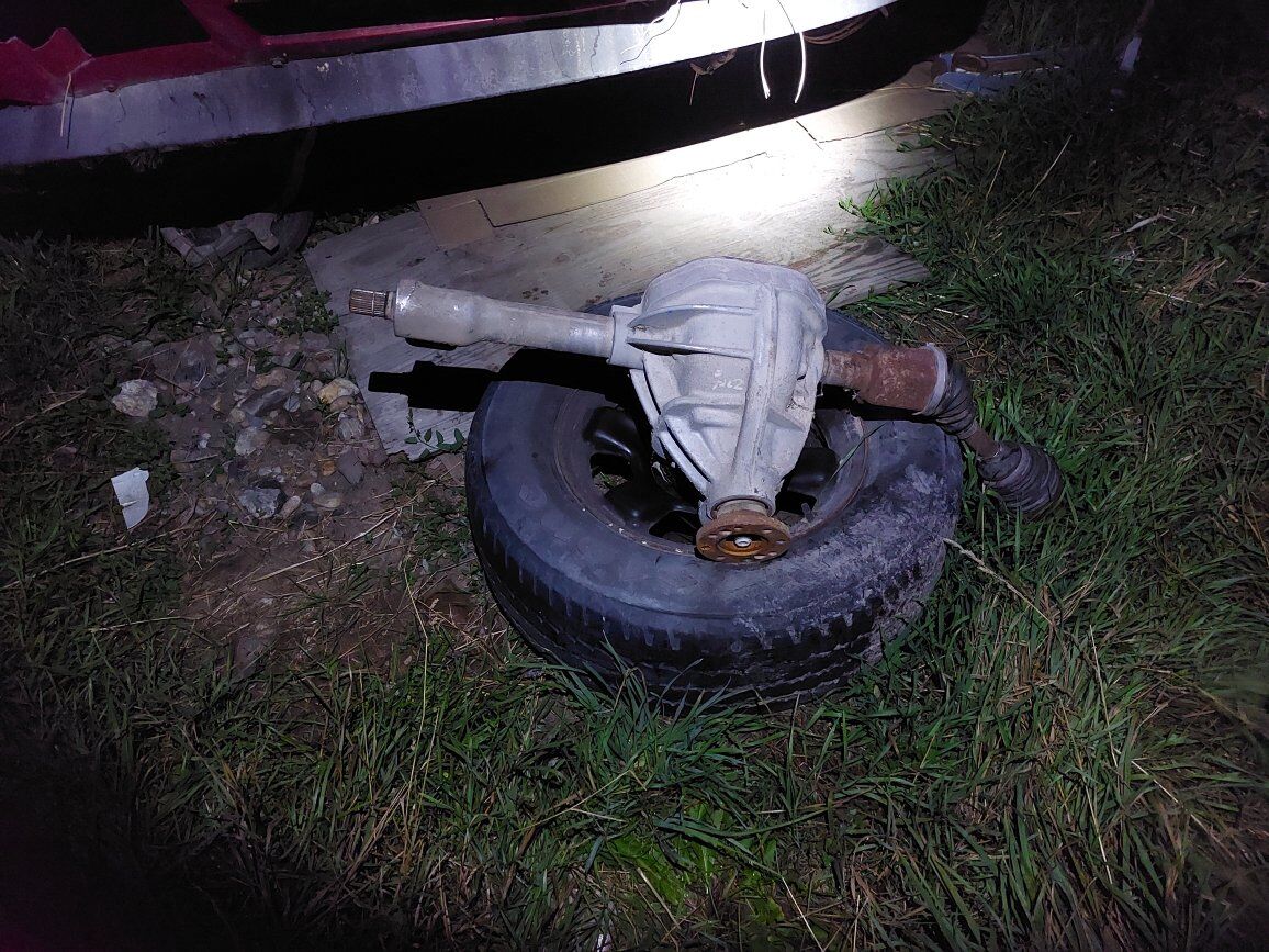 2005 Dodge Durango front differential, cv axles,