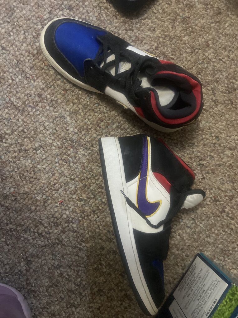 BoYs Nike air jordans Size 5Y  Great Condition