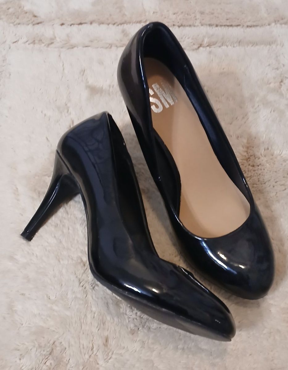 Stylish Black Patent Heels - Size 8.5 M