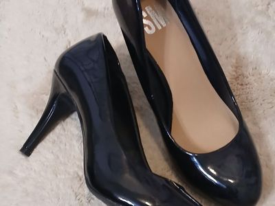 Stylish Black Patent Heels - Size 8.5 M