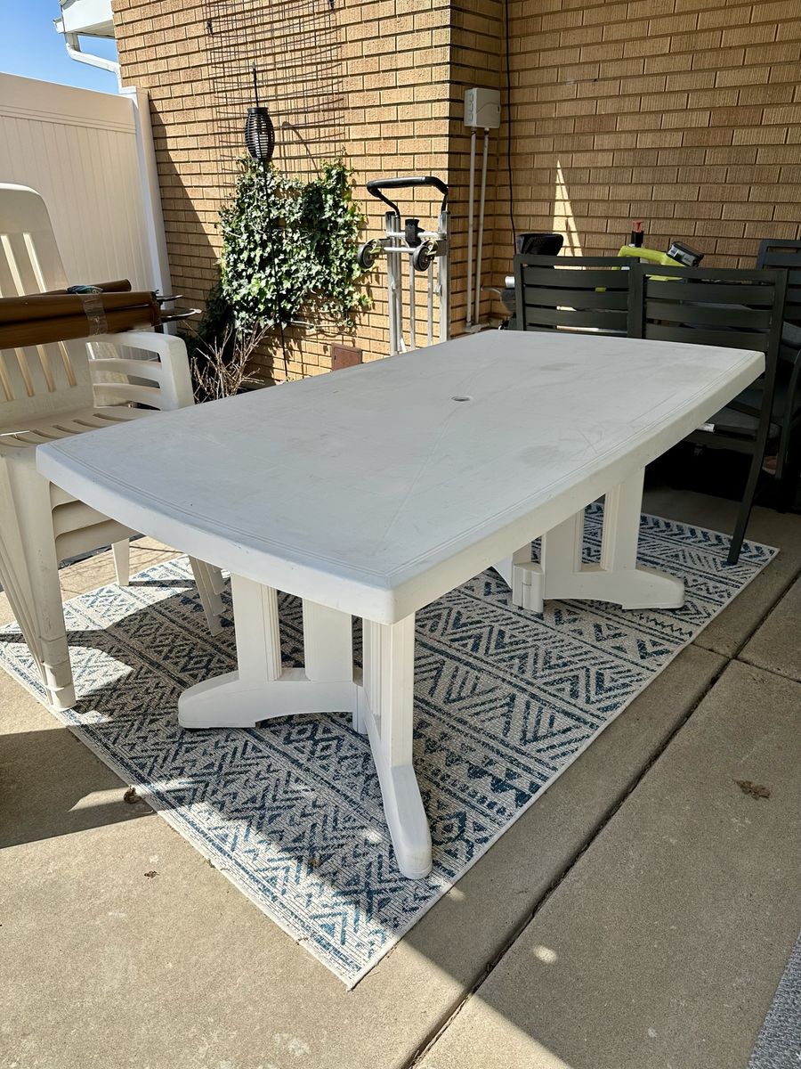White outdoor Table & 4 chairs