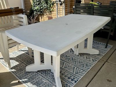 White outdoor Table & 4 chairs