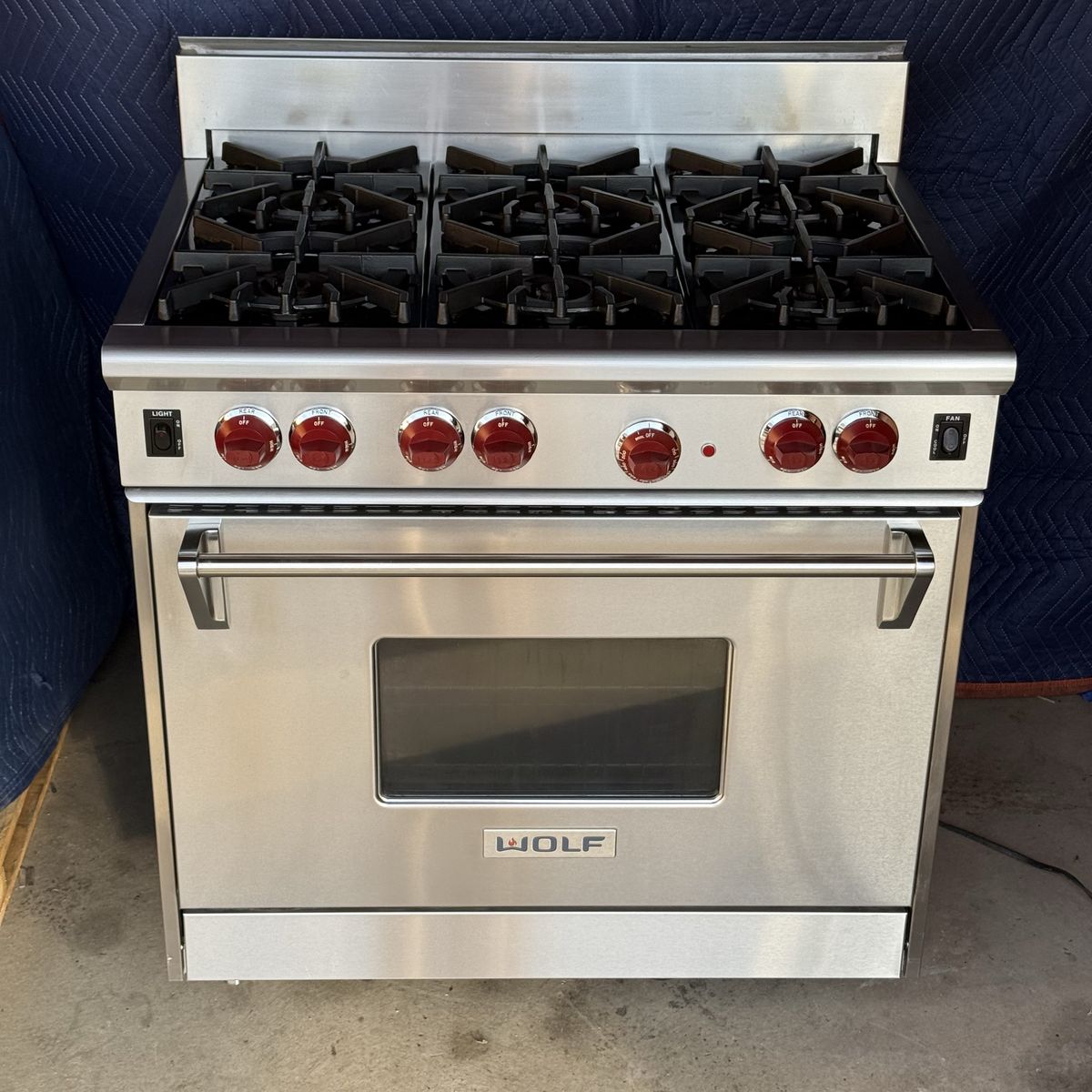 WOLF 36” Gas Range- red knobs