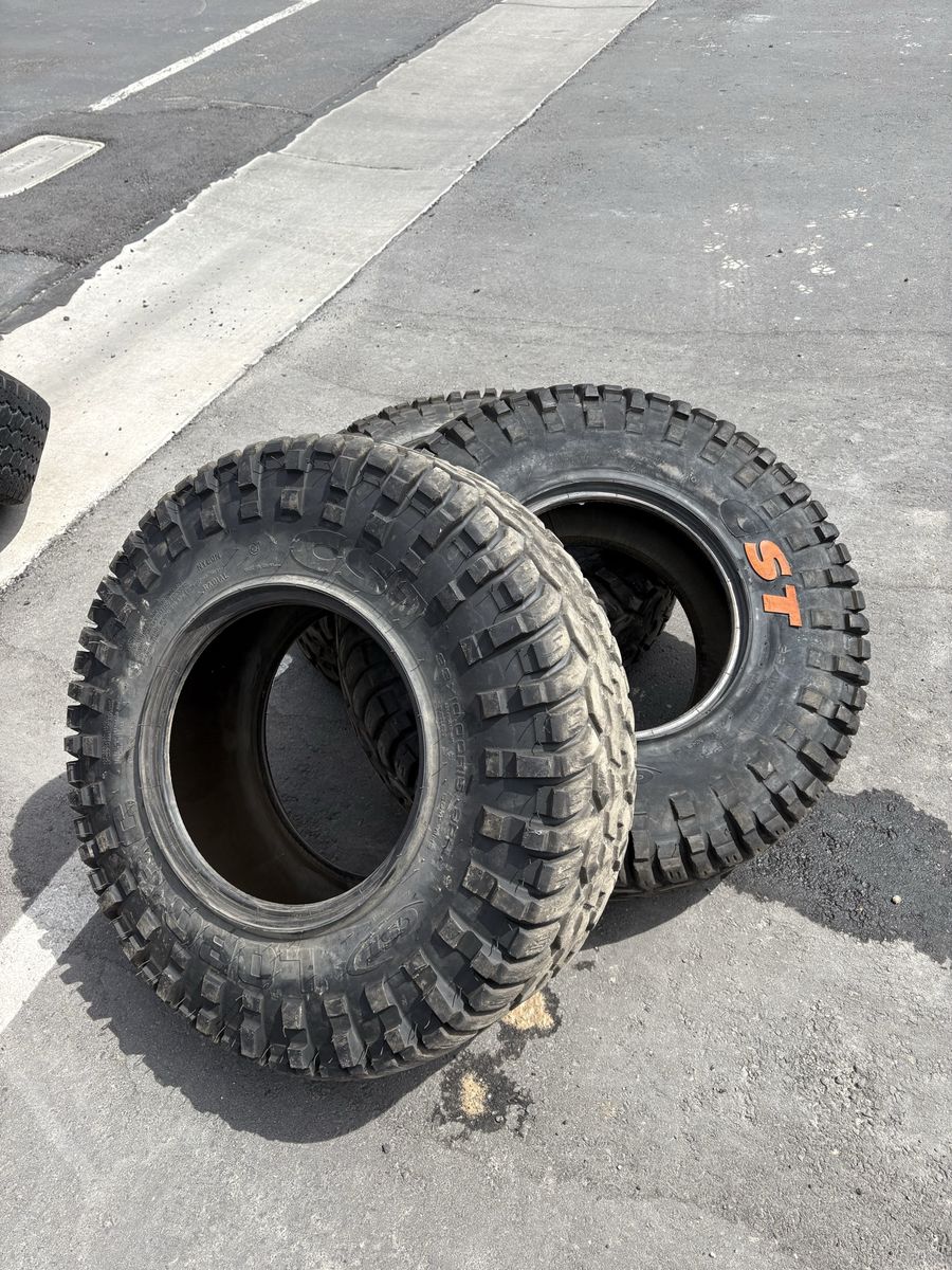 CST Lobo RC 33x10.0R15 tires