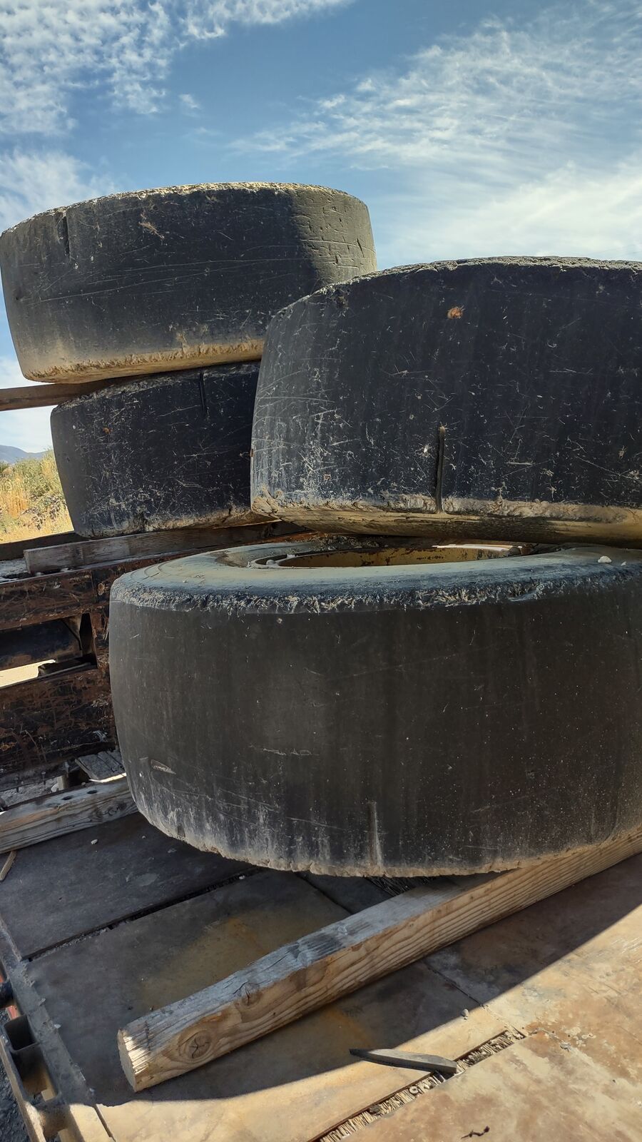 Loader Tires and Wheels solid - Cat 950