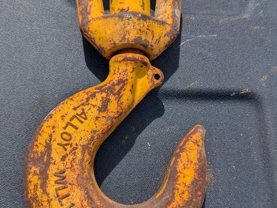 VARIOUS HEAVY METAL INDUSTRIAL ITEMS (for use or decor)