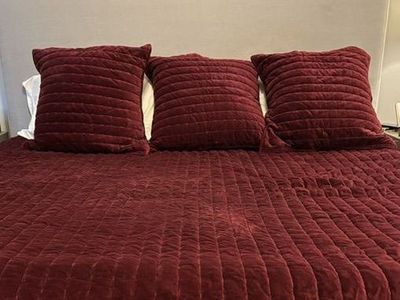 King -Threshold brand bedspread-Burgandy