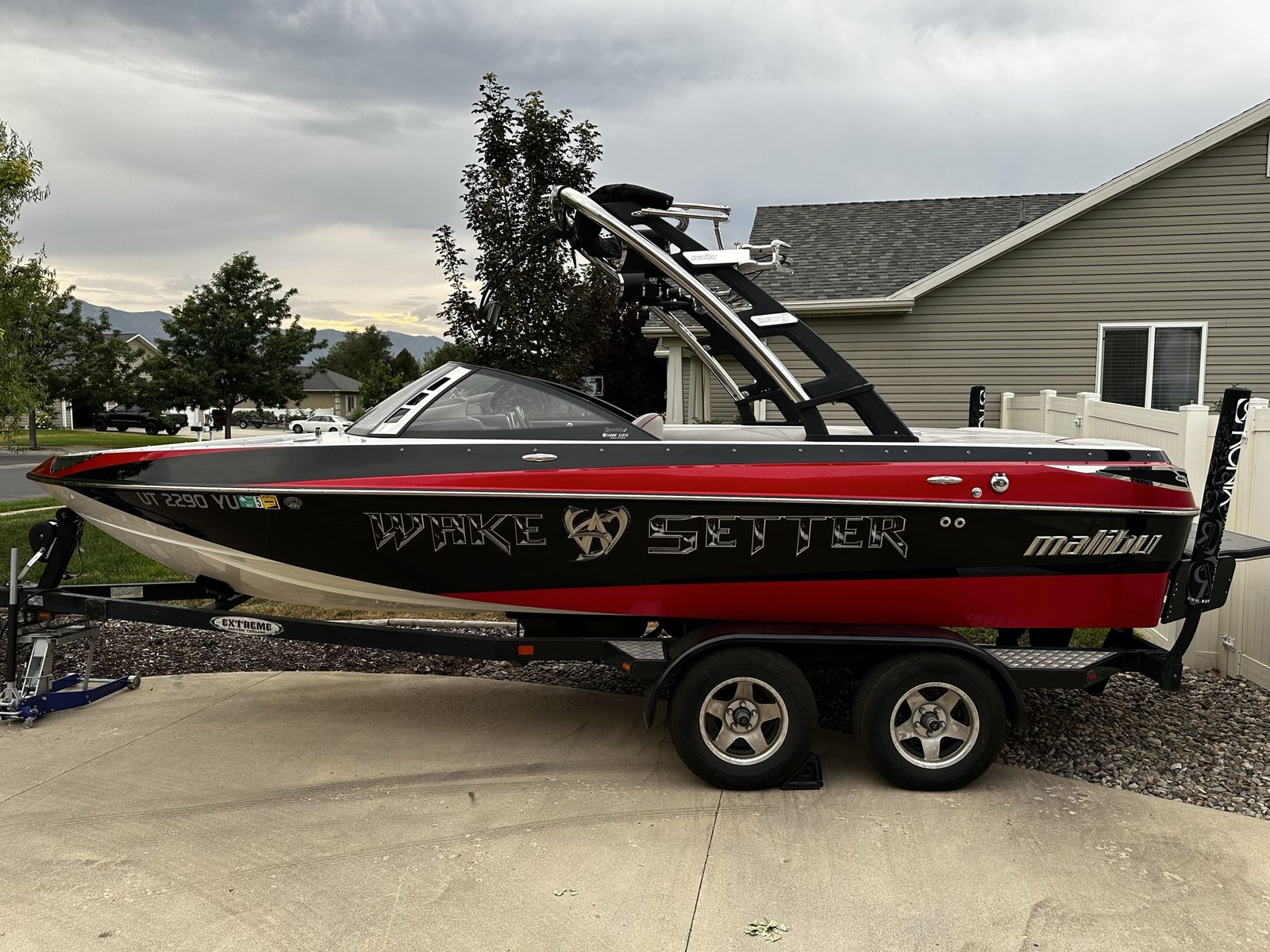 Beautiful Malibu Wakesetter VTX Ski and Wakeboard Boat with Extreme Custom Trailer - low hours!