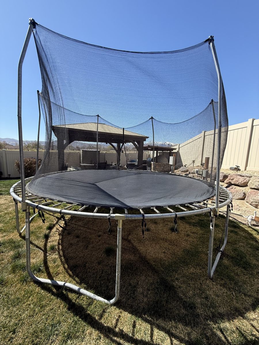Trampoline with Safety Net