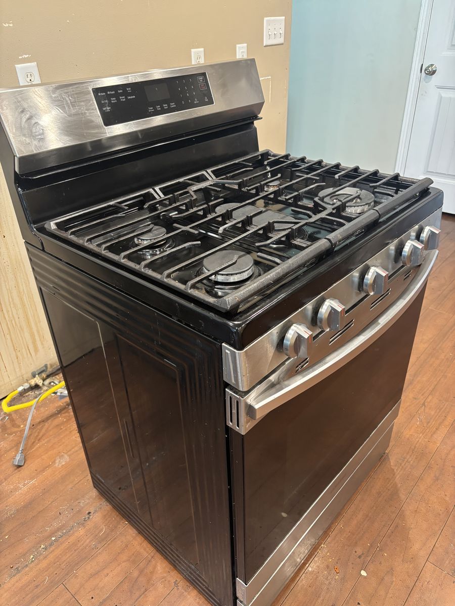 Modern Samsung Smart Gas Range w/ No-Preheat Air Fry & Convection - Stainless Steel
