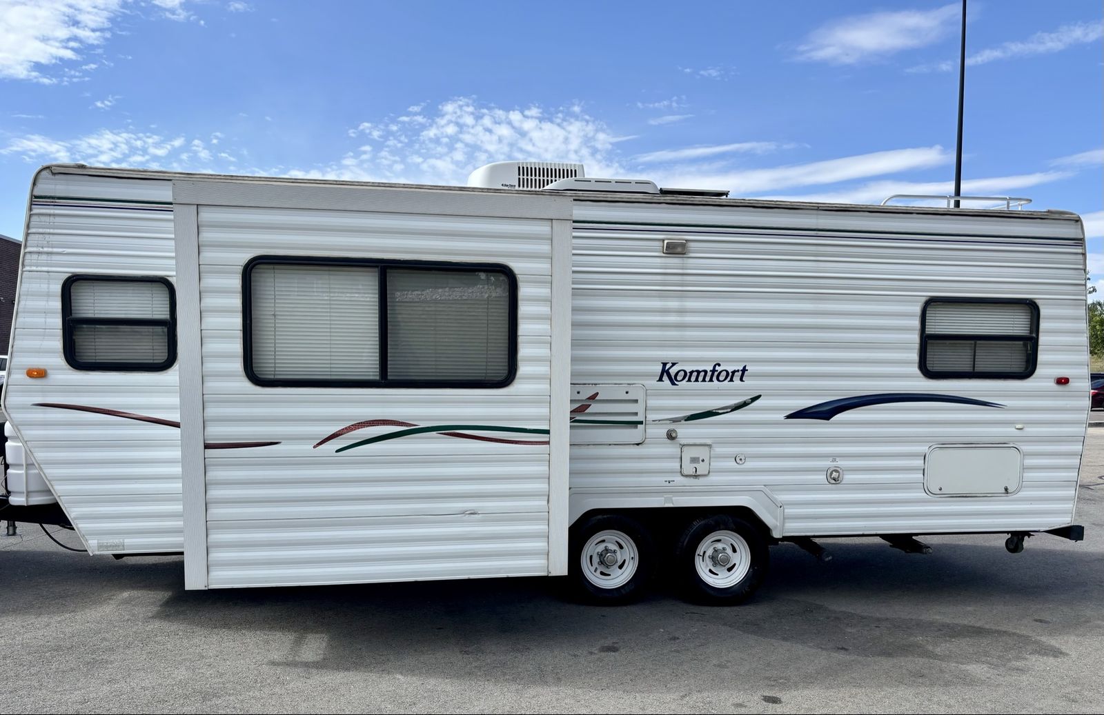 2004 komfort 24FT whit slide out very clean ready to camp or travel
