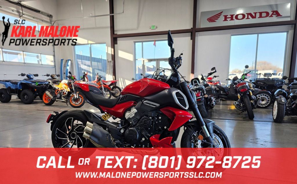 2023 Ducati Diavel V4 Ducati Red - UD01680-C