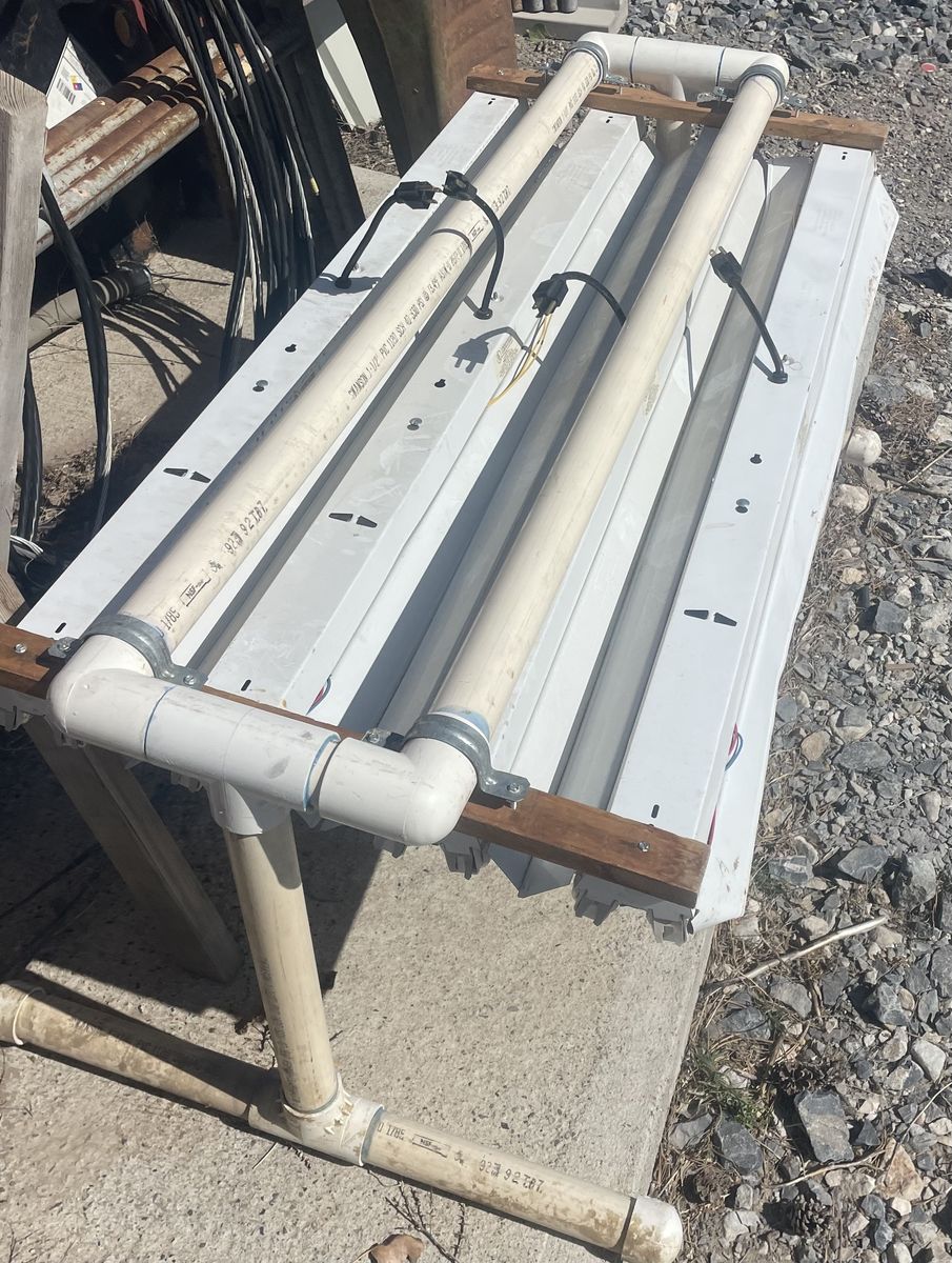 4’ Grow light? Heat light, 8 tubes, for chickens?