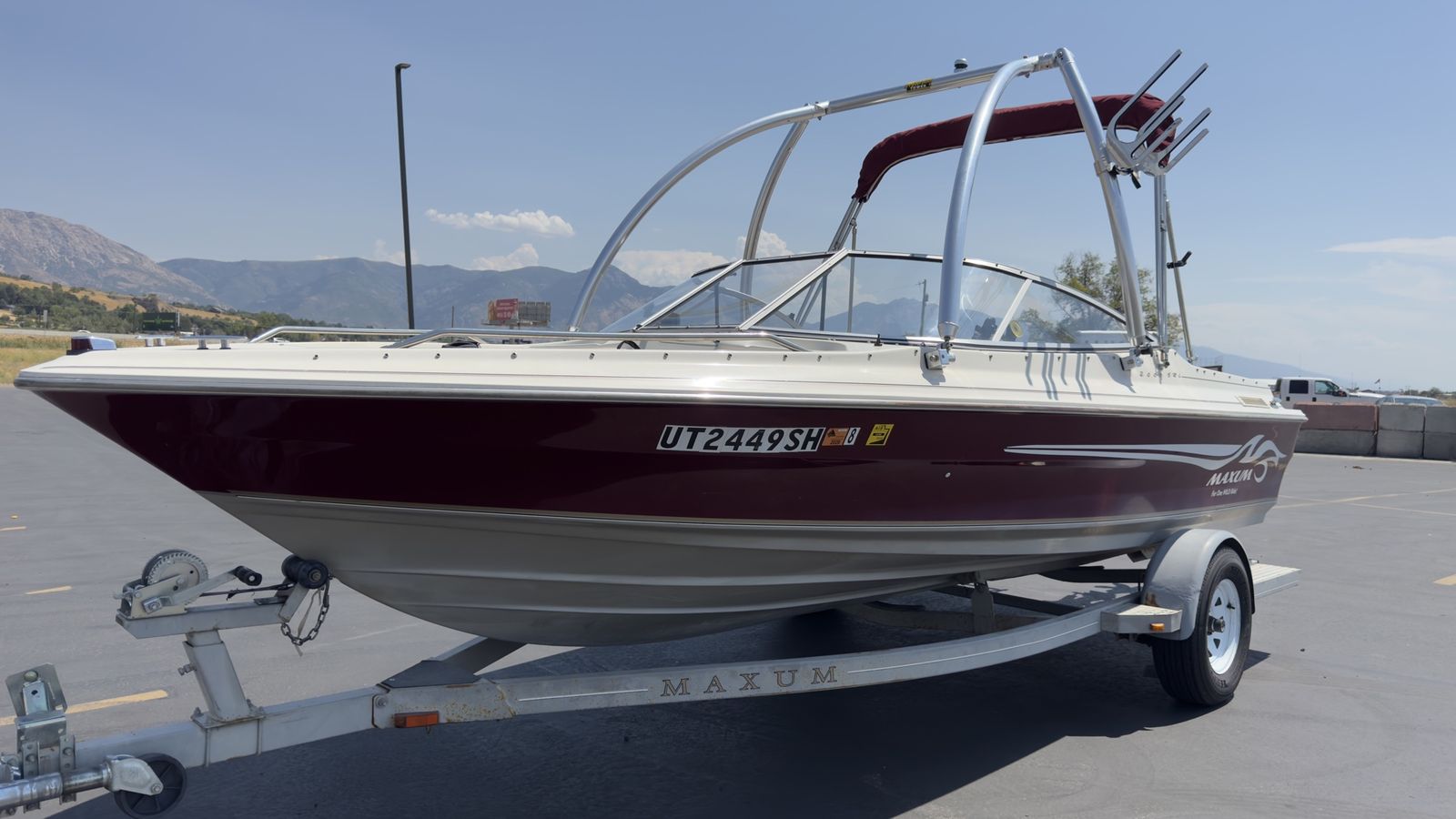 2008 Maxum 2000SRL Ski and Wakeboard Boat with Tower and Trailer