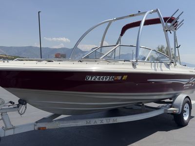 2008 Maxum 2000SRL Ski and Wakeboard Boat with Tower and Trailer