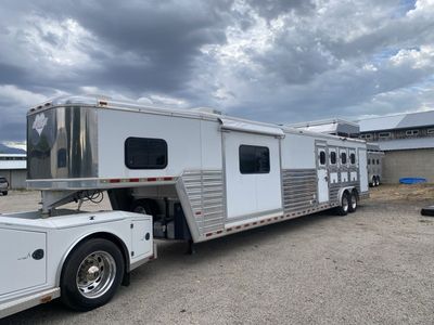 2009 Hart 4-Horse Gooseneck Trailer with Living Quarters