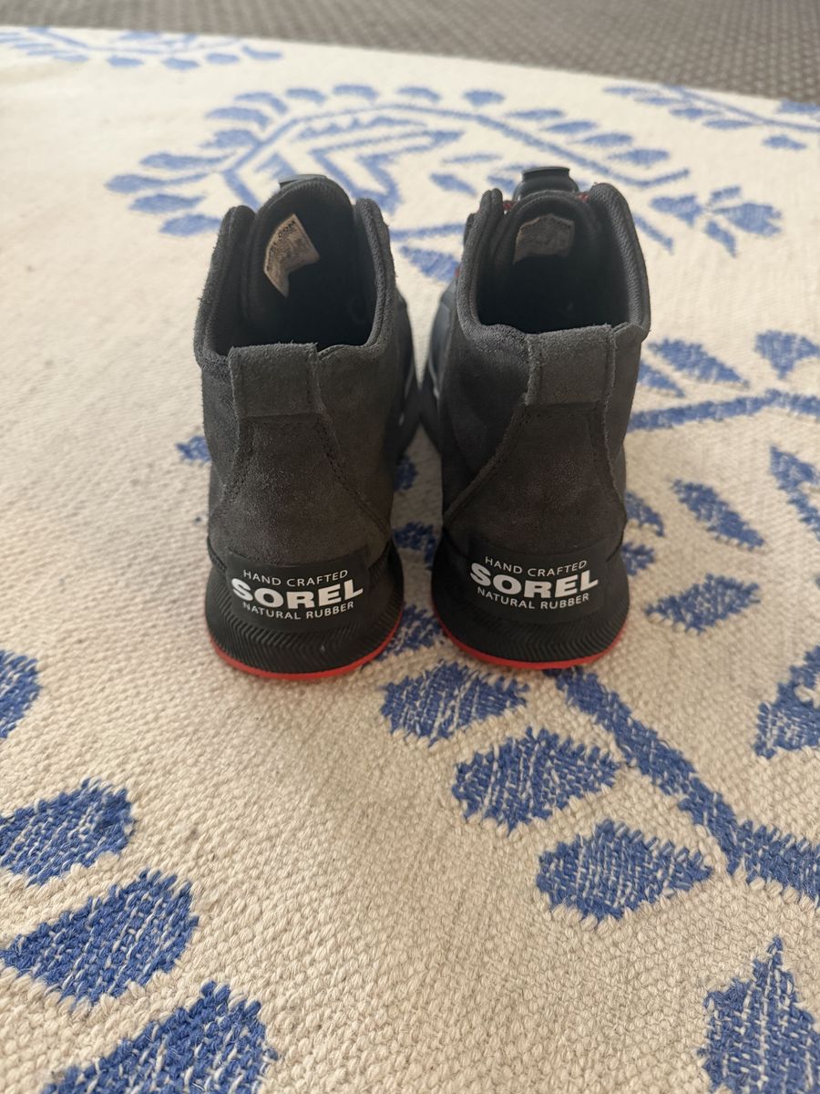 Kids sorel boots size 4
