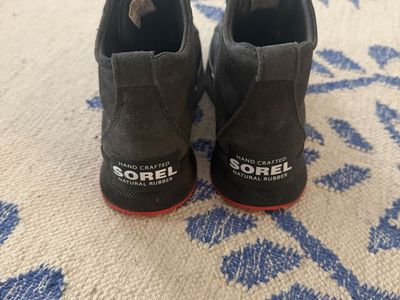 Kids sorel boots size 4