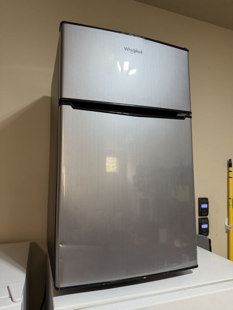 Whirlpool Mini Fridge/freezer Combo