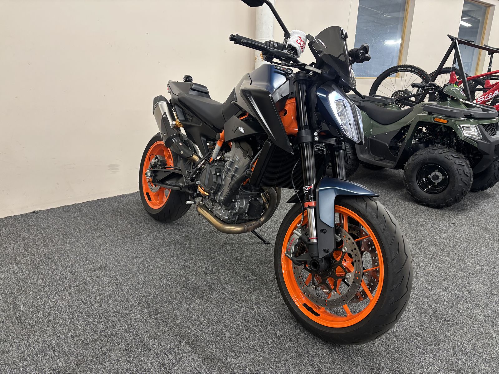2022 KTM 890 DUKE R