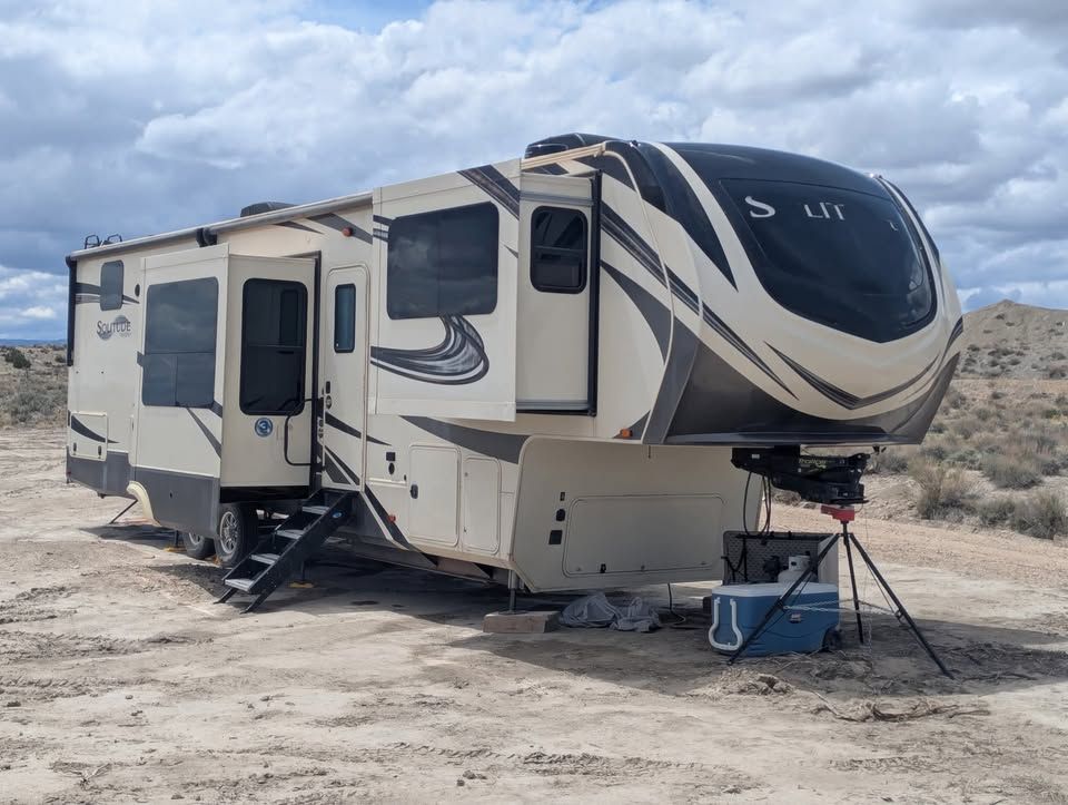 2019 Grand Design solitude 380fl FULLY OFF GRID!