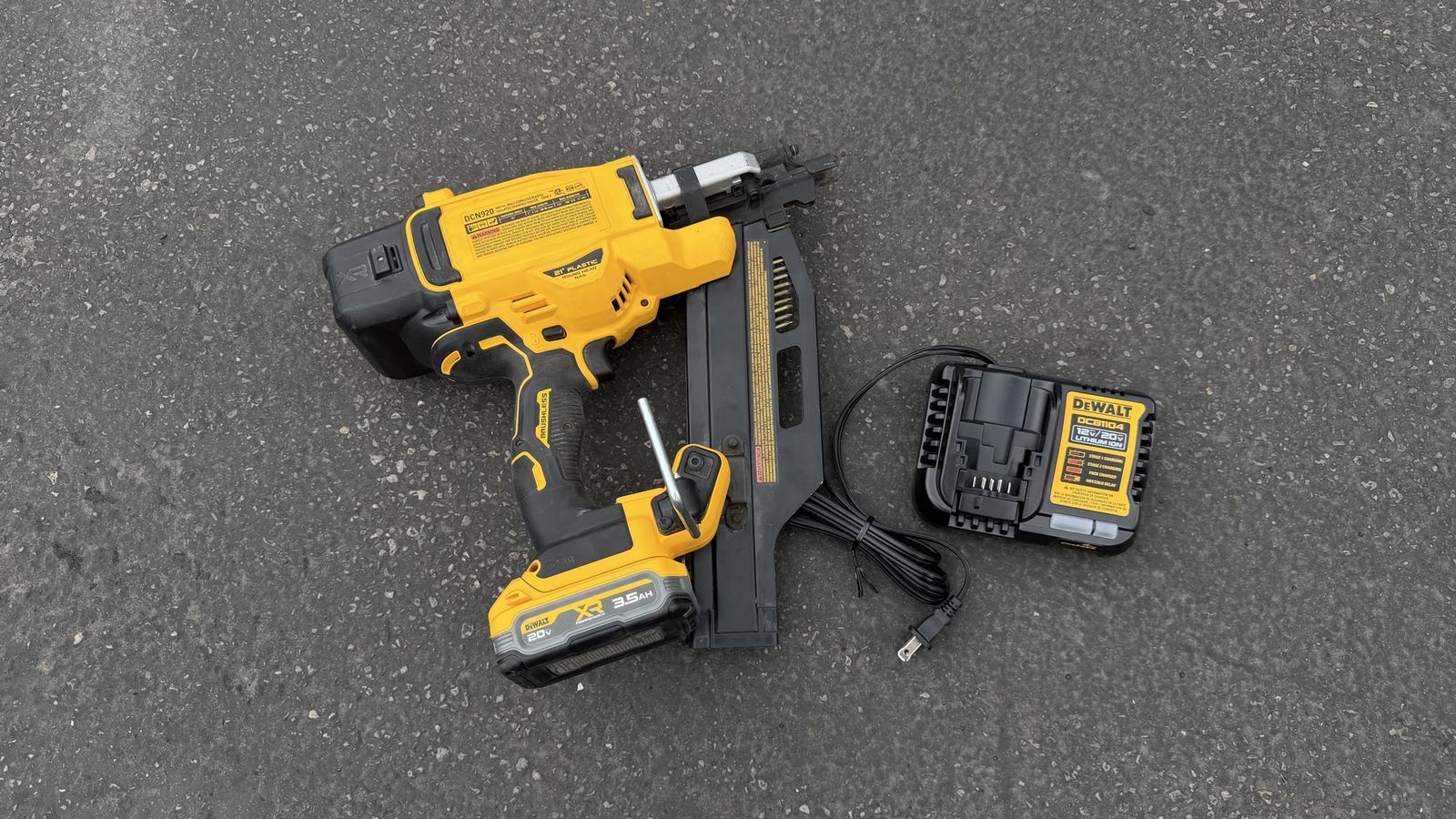 20v nail gun Dewalt battery & charger