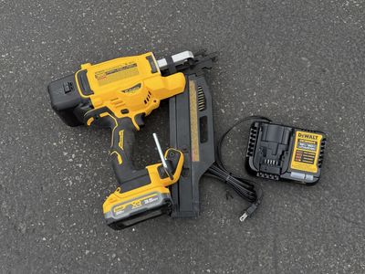 20v nail gun Dewalt battery & charger