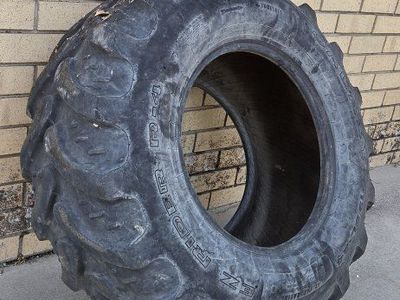 Crossfit Tire 200 lbs (Galaxy Super Industrial Rib 15.5/80-24 16PR R4 Tractor Tire - Used)