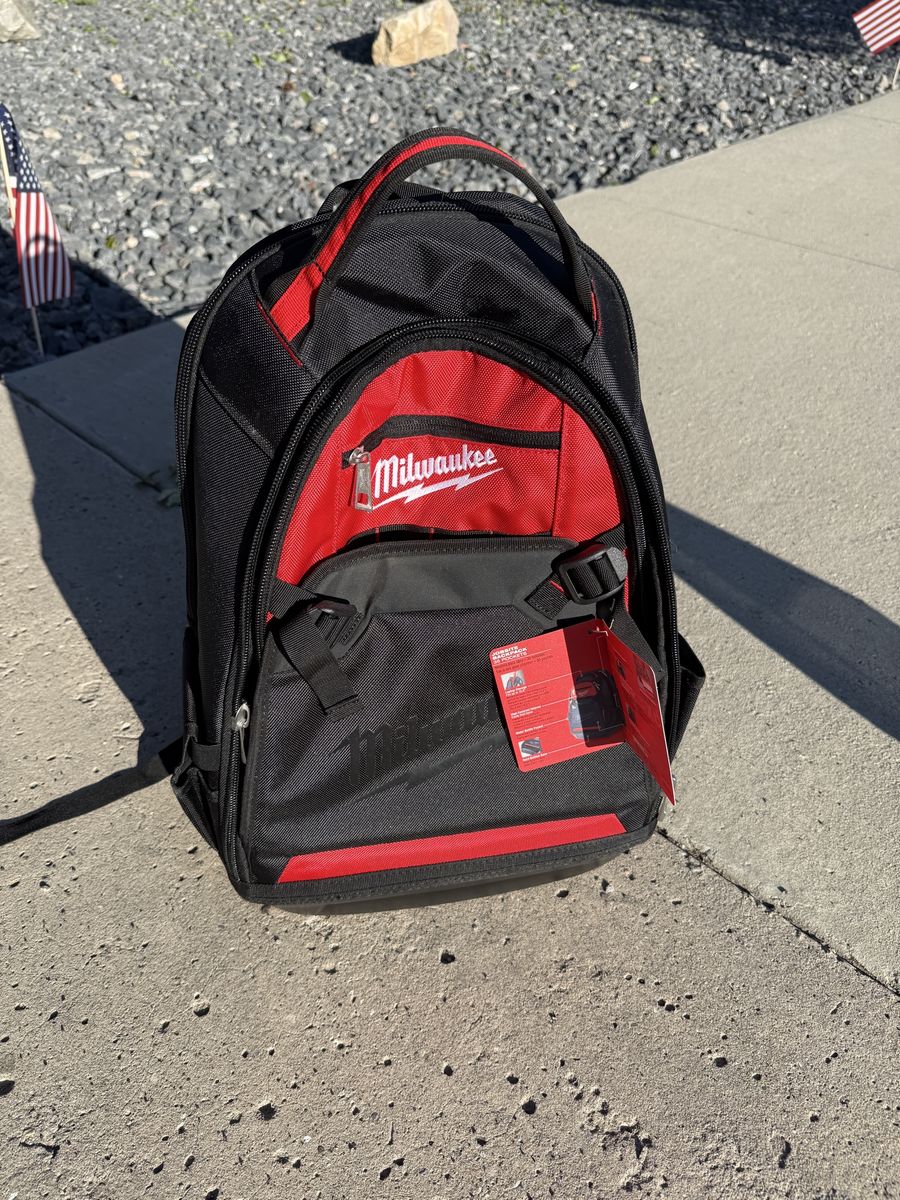 Milwaukee Jobsite Backpack 35 pockets