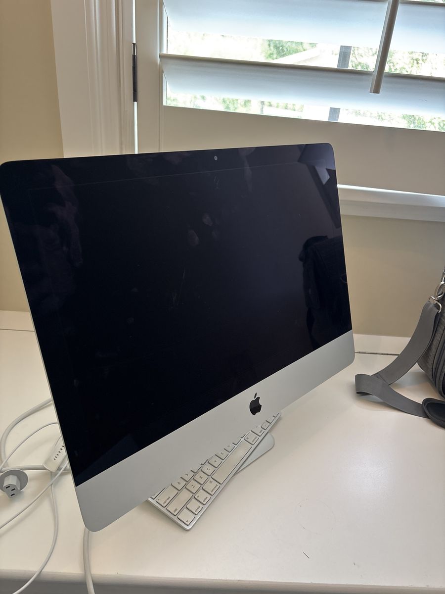 Apple iMac Desktop Computer (21.5-inch) (with Bluetooth keyboard)