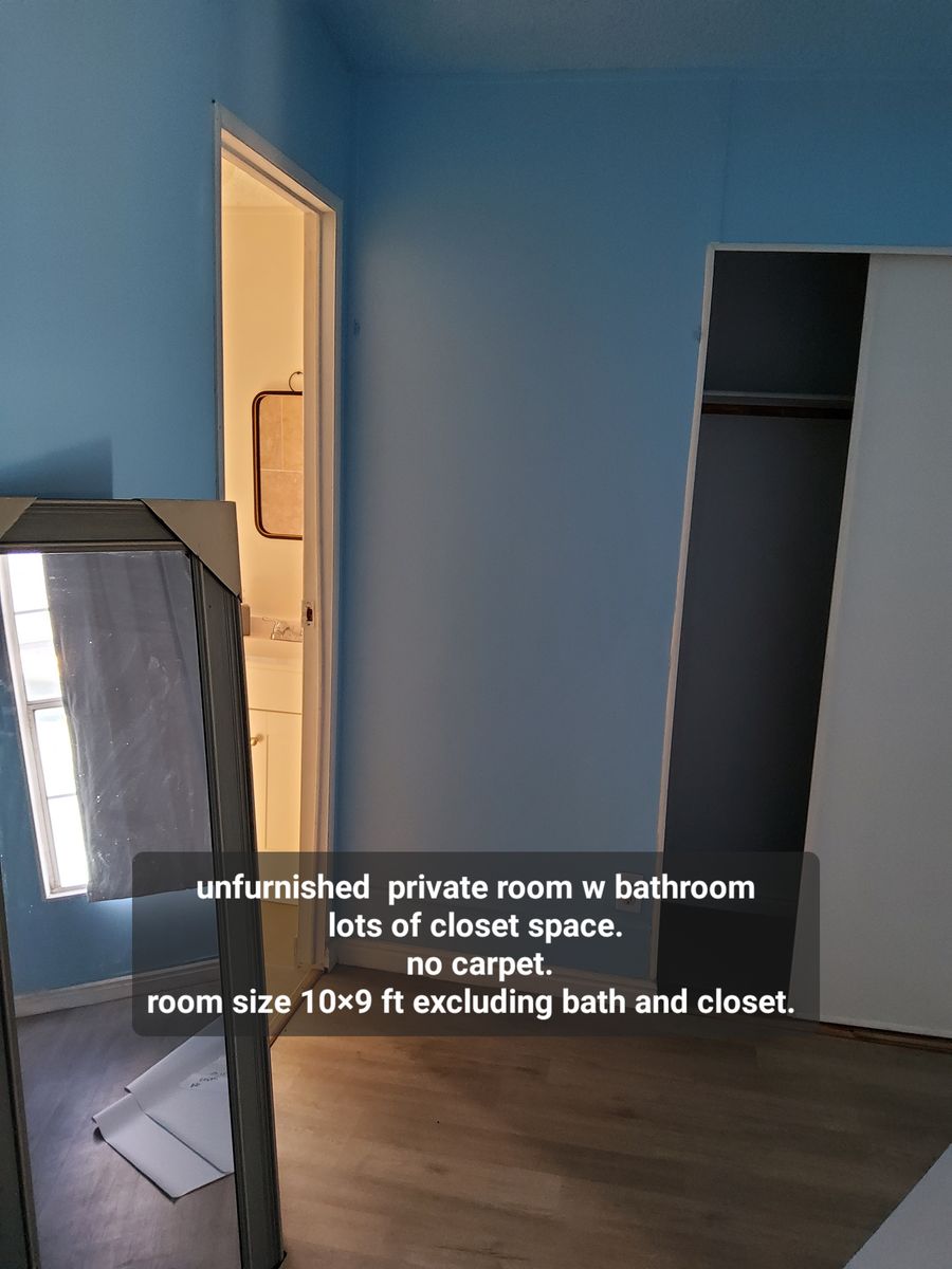 Se alquila habitación y baño/ room for rent