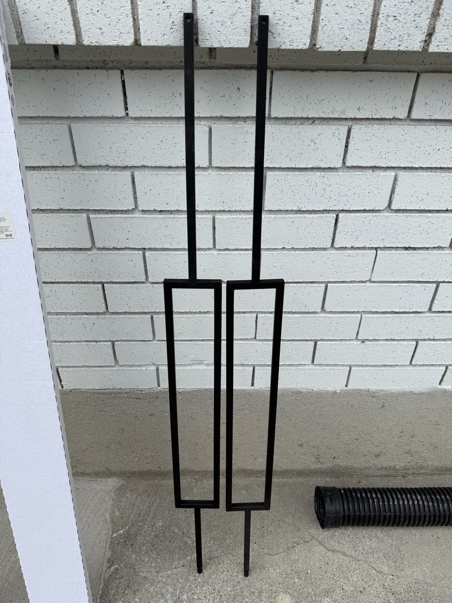 2 balusters