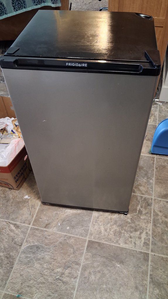 Mini Fridge- Fridgaire
