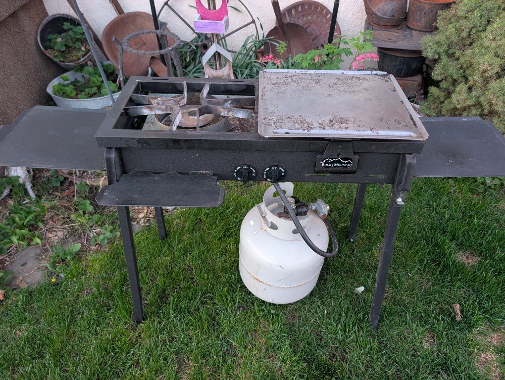 Compact 2 Burner Rocky Mountain Range w/ Griddle!
