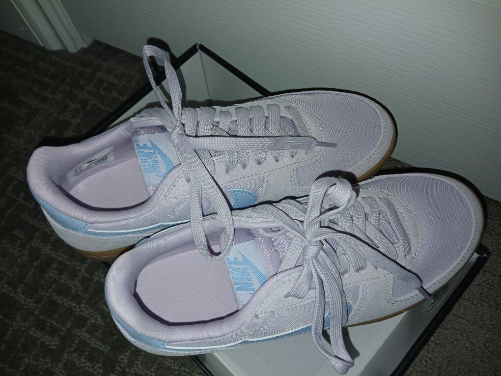 Nike shoes. Womens 9. New
