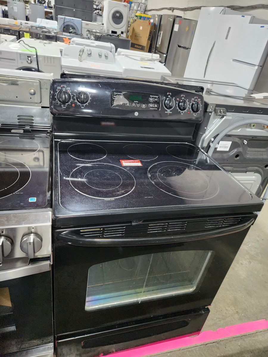 NICE GE GLASS TOP RANGE! WITH A FULL WARRANTY