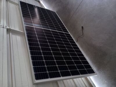 400 watt solar panel w/plug in