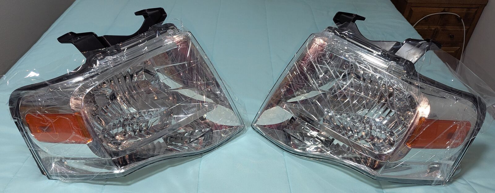 2007-2014 Ford Expedition Head Lamps L&R New With Bulbs