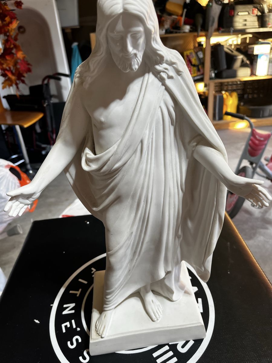 18" Marble Christus