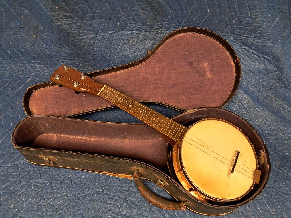 1930 U-King Banjo Ukulele Vintage 4-String with original case