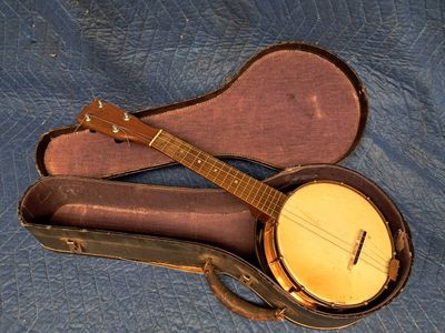 1930 U-King Banjo Ukulele Vintage 4-String with original case