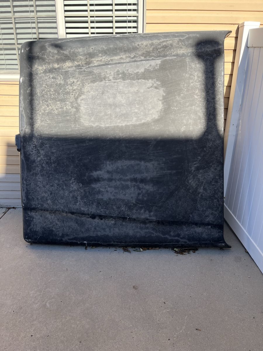 Hard Shell Tonneau Cover for 2005 Ford F150 - Scratched, Fading Paint