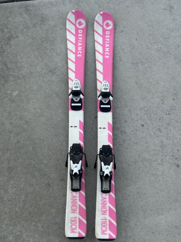 DEFIANCE CANNON JUNIOR/KIDS SKIS (110cm) W/ BIND