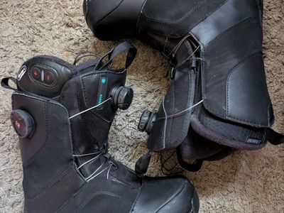 Women's Salomon Kiana Heated Snowboard Boots size 8
